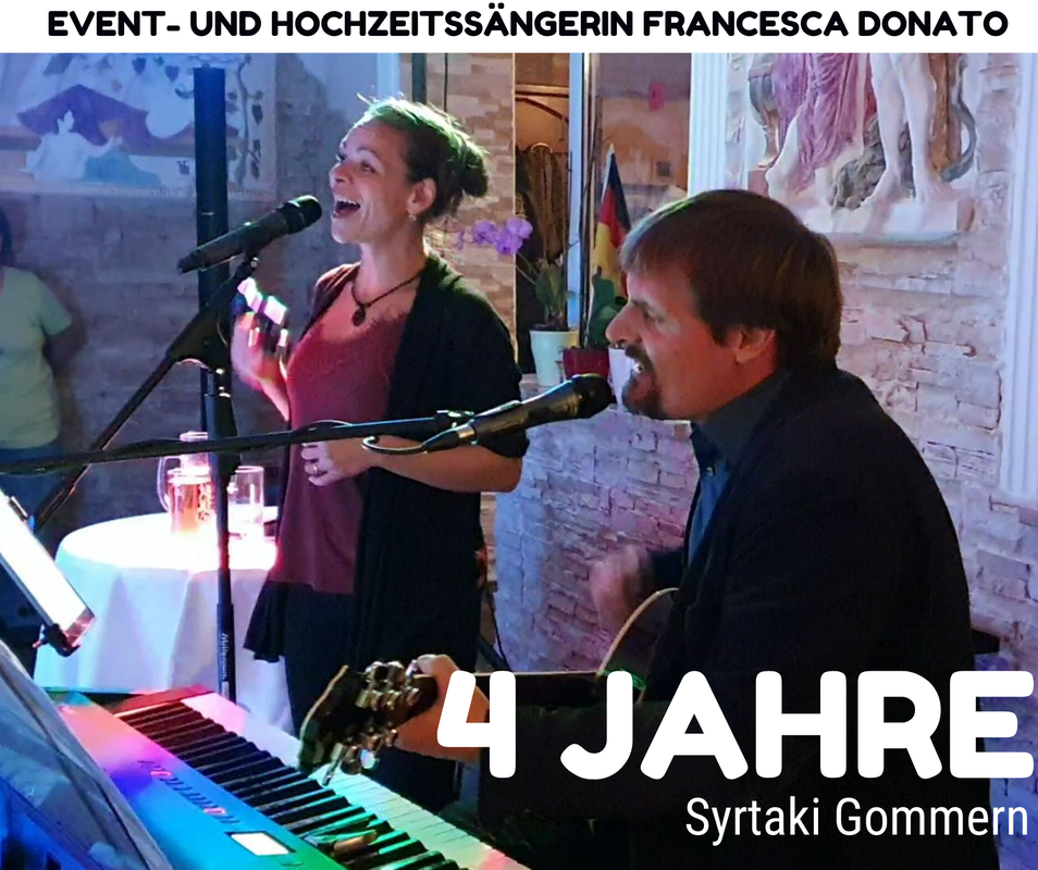 Vier Jahre Syrtaki in Gommmern - die Sängerin Francesca Donato heizt dem Publikum richtig ein